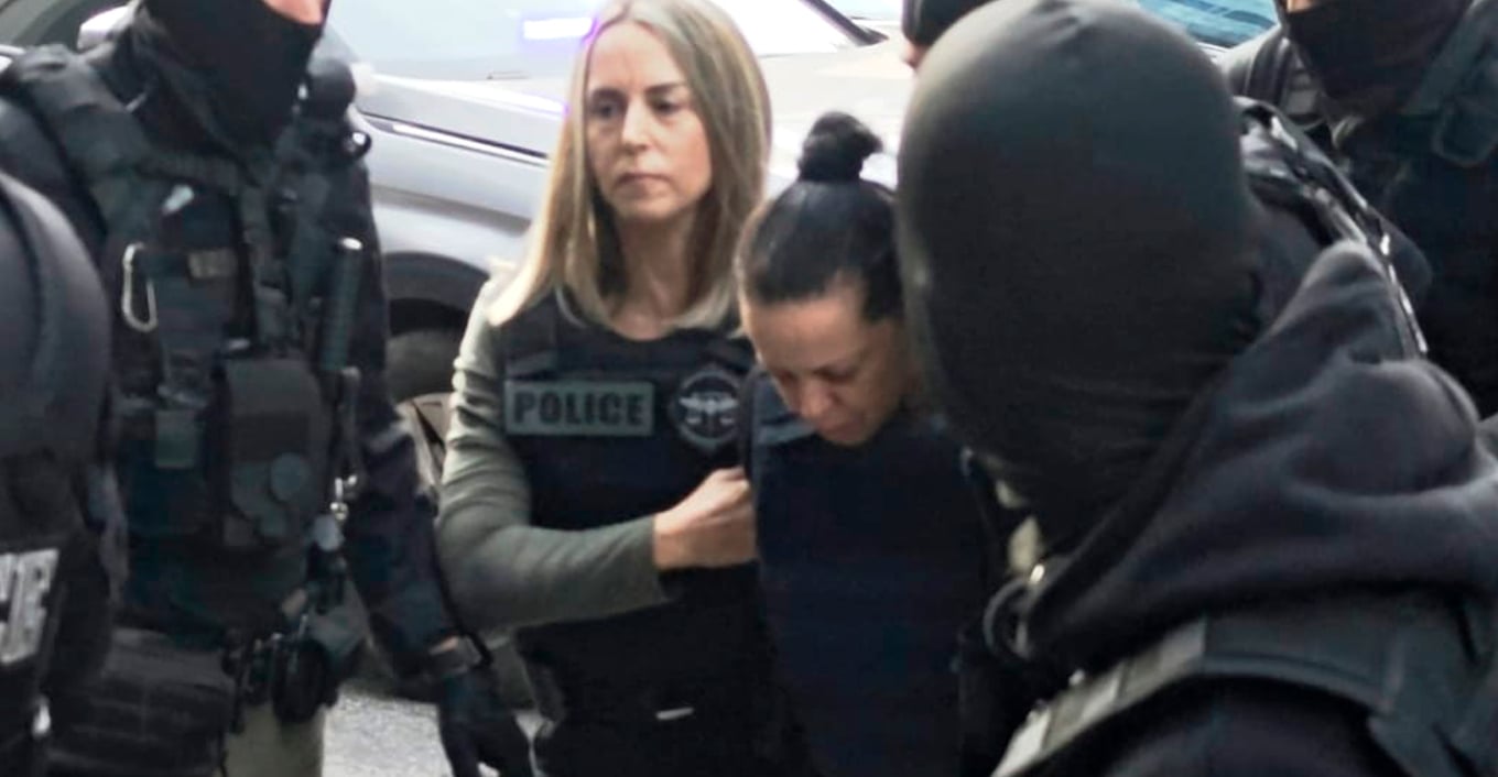 ΑΠΟΡΩ ΠΩΣ ΕΦΤΑΣΑ ΣΕ ΑΥΤΟ ΤΟ ΣΗΜΕΙΟ, ΜΕΤΑΝΙΩΝΩ ΠΙΚΡΑ ΚΑΘΕ ΛΕΠΤΟ, ΛΕΕΙ ΤΩΡΑ Η 46ΧΡΟΝΗ ΠΟΥ ΣΚΟΤΩΣΕ ΤΗΝ ΠΕΘΕΡΑ ΤΗΣ ΣΤΗ ΣΑΛΑΜΙΝΑ